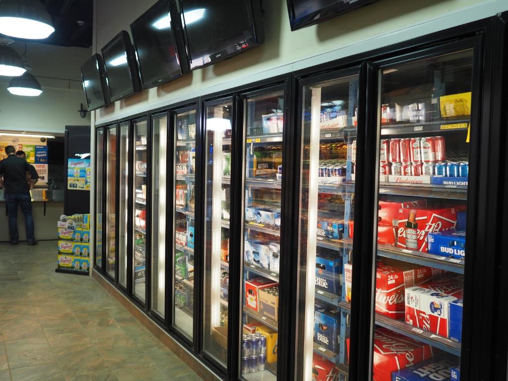Supermarket nebo jiné obchody v  hotelu nebo okolí