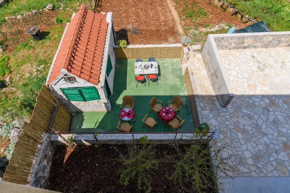 Vonkajšia záhrada v ubytovaní Apartmani Marko i Ana