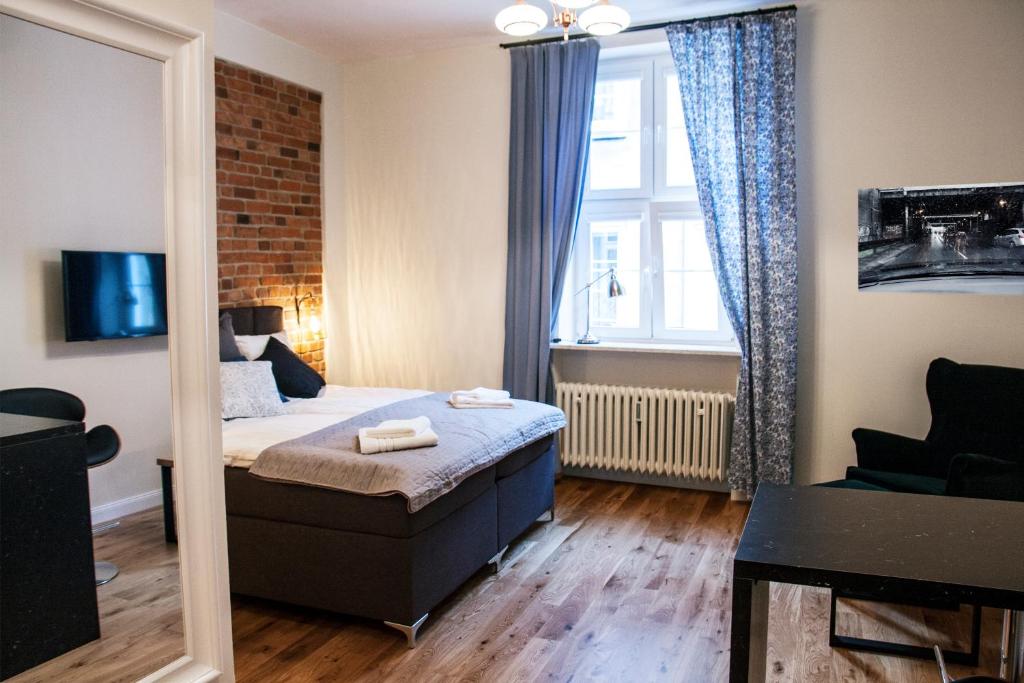 Habitación pequeña con cama y ventana en Ślusarska przy Starym 13, en Poznan