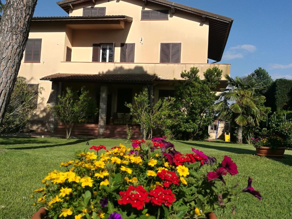 una casa con flores delante en Il Melograno, en Torrita di Siena
