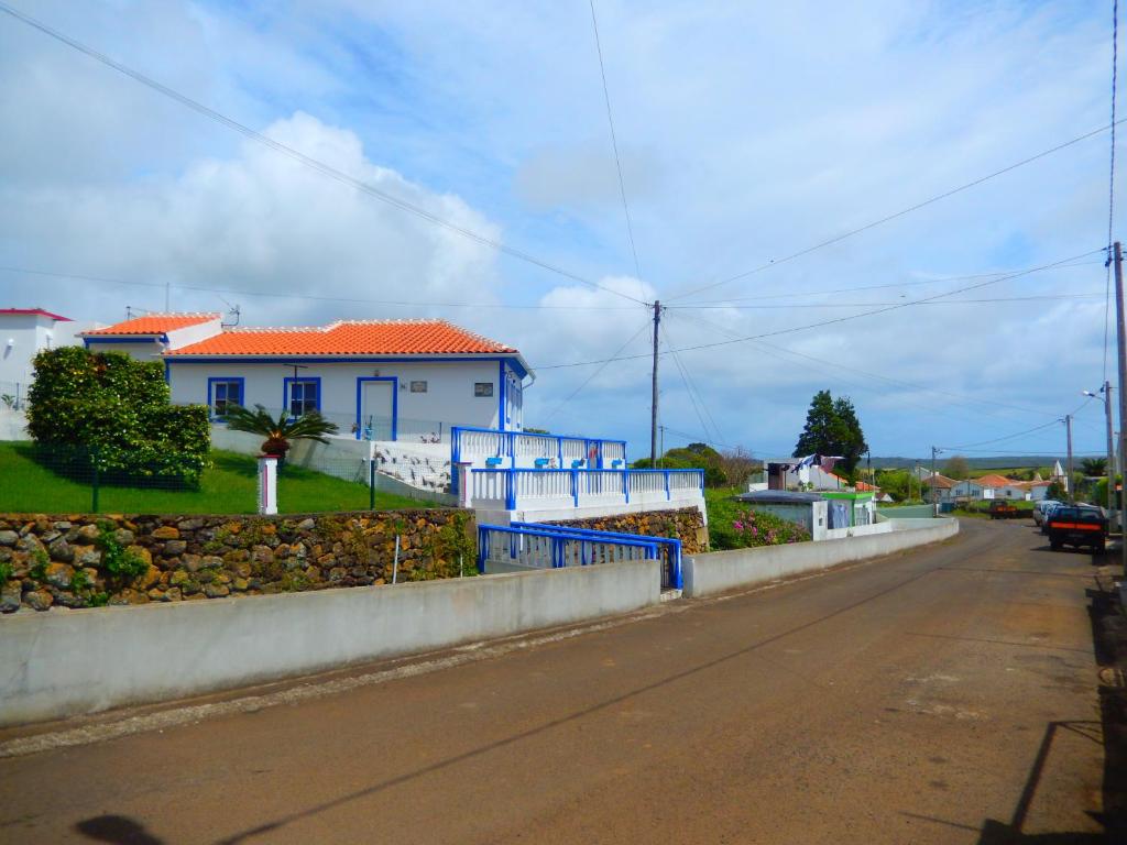 an empty street with a house and a fence at Cantinho das Beiras in Praia da Vitória