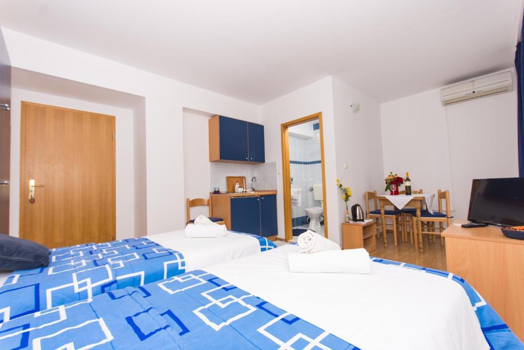 Televízia a/alebo spoločenská miestnosť v ubytovaní Marko Apartments
