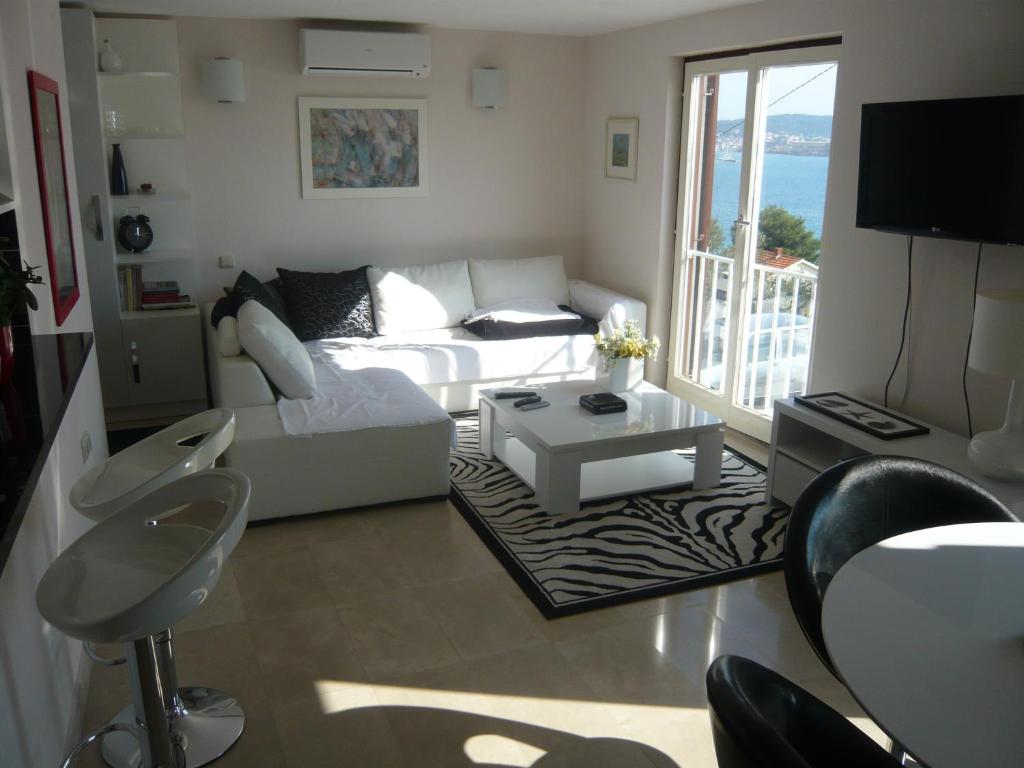 sala de estar con sofá y mesa en G&B Apartments, en Trogir