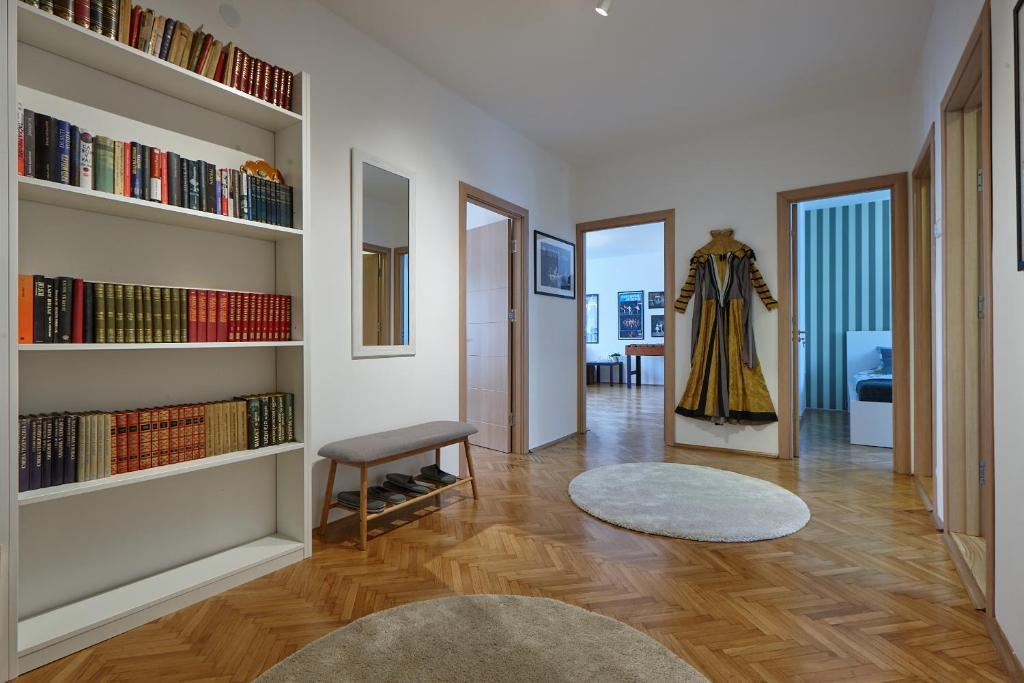 un pasillo con estanterías y una habitación con mesa en Take 5, en Belgrado