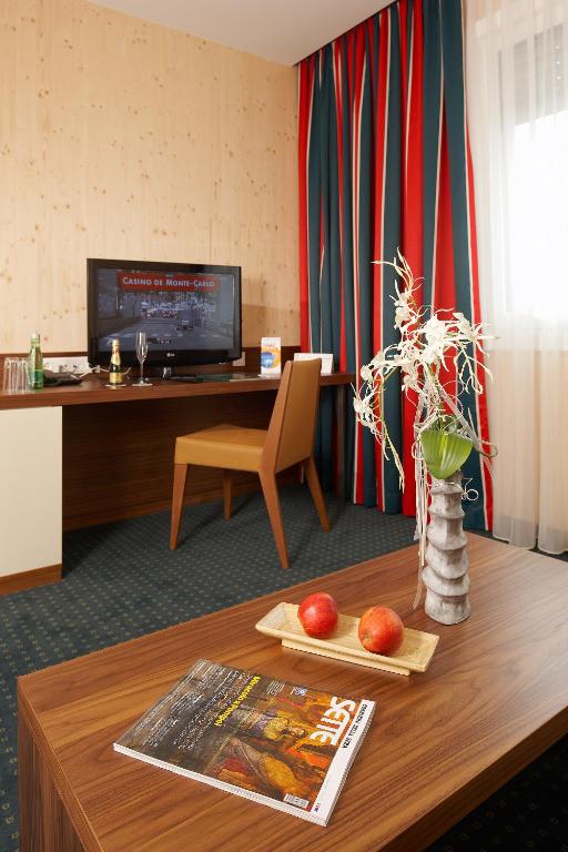 TV a/nebo společenská místnost v ubytování MT Hotel