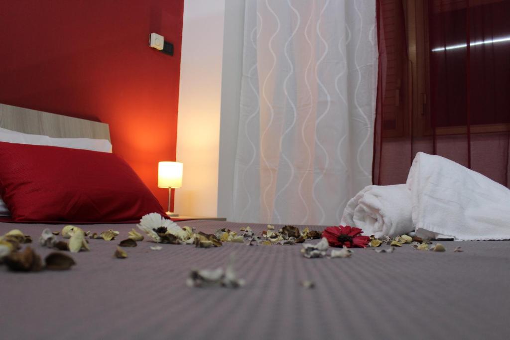 een bed met een stapel bloemen erop bij Harmony Rooms in Catania