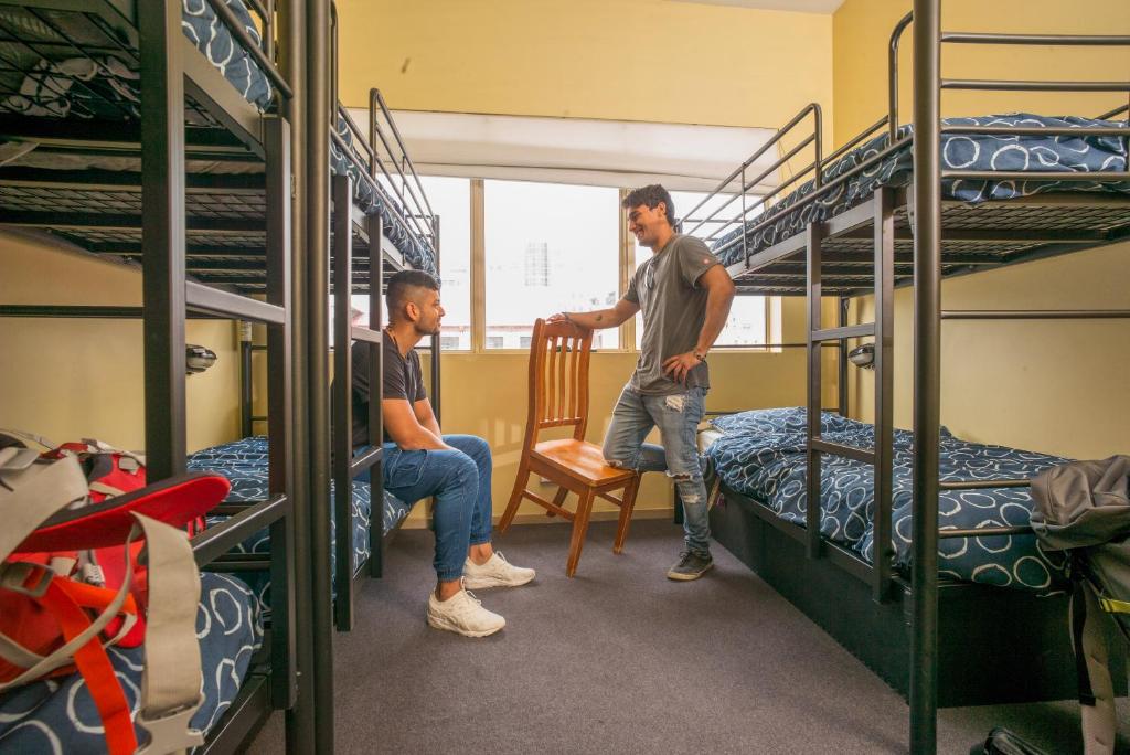 Postel nebo postele na pokoji v ubytování YHA Hobart Central
