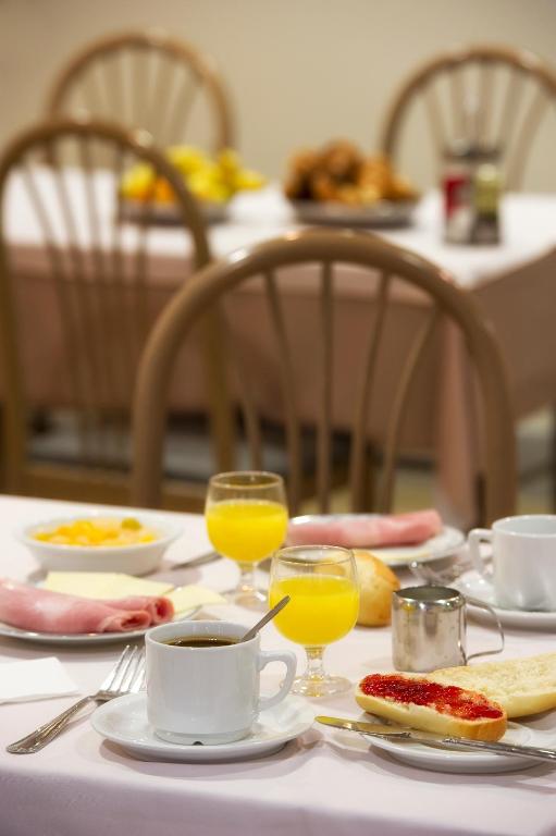 Opsi sarapan yang tersedia untuk tamu di The Originals City, H&ocirc;tel Astoria Vatican, Lourdes (Inter-Hotel)
