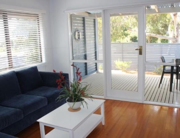 een woonkamer met een bank en een tafel bij Sea-Esta @ Inverloch in Inverloch