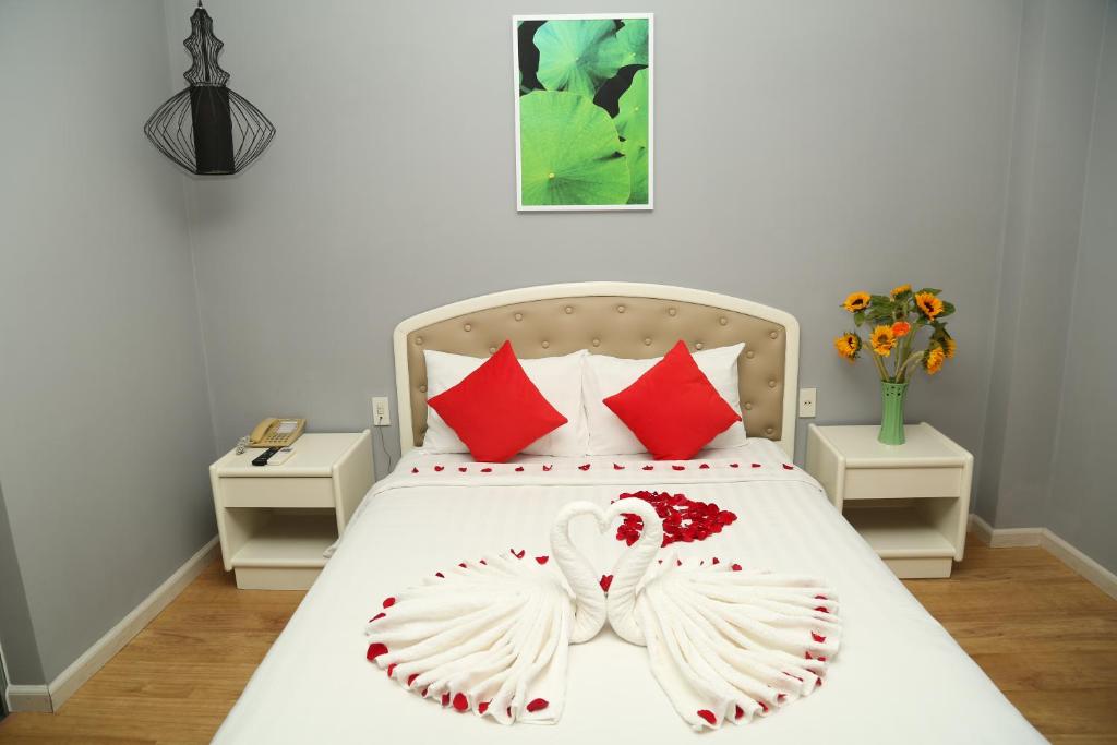 Giường trong phòng chung tại KaKa Hotel Han River