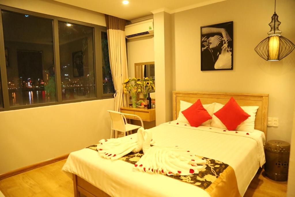 Giường trong phòng chung tại KaKa Hotel Han River