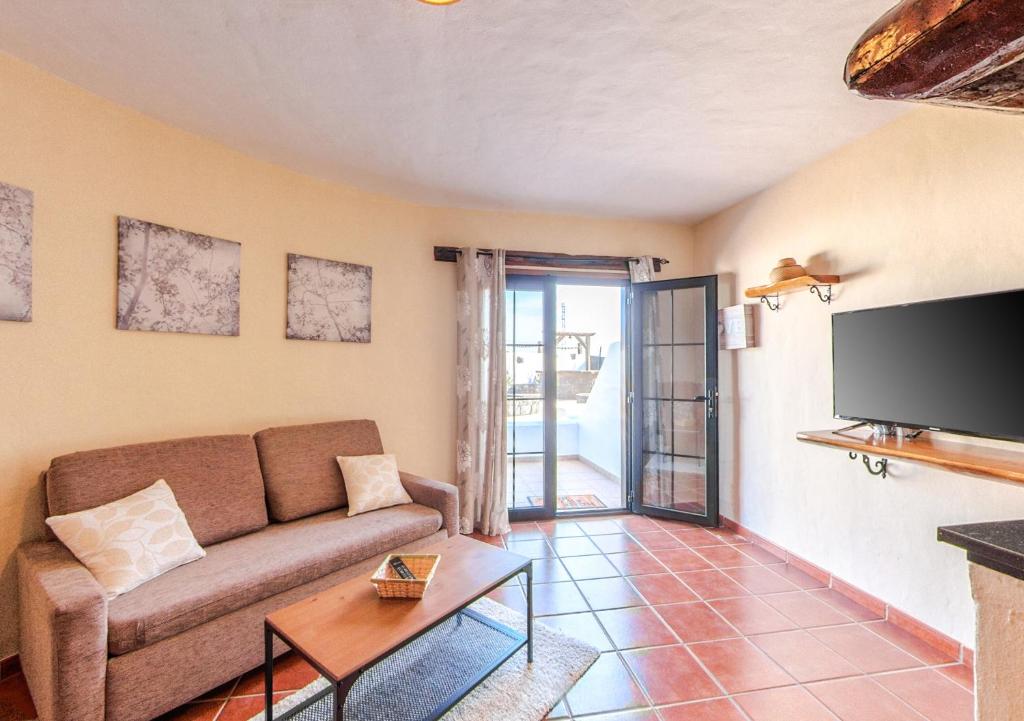 A television and/or entertainment centre at Apartamentos Rurales Islas Canarias