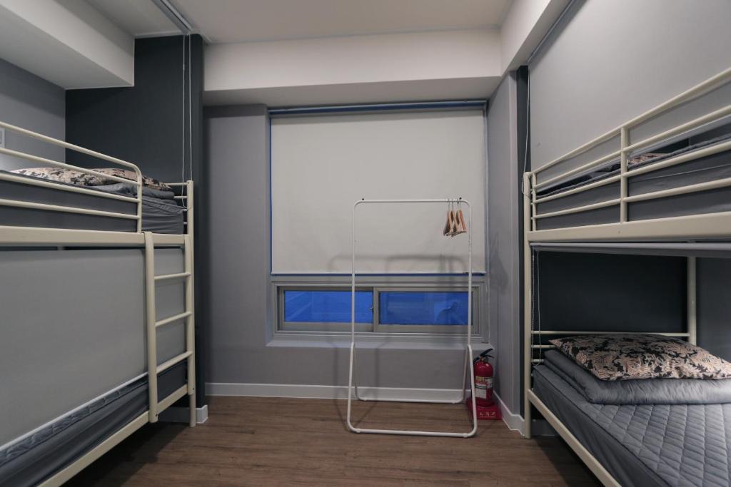 Postel nebo postele na pokoji v ubytování Blueboat Hostel Haeundae