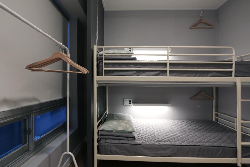 Palanda nebo palandy na pokoji v ubytování Blueboat Hostel Haeundae