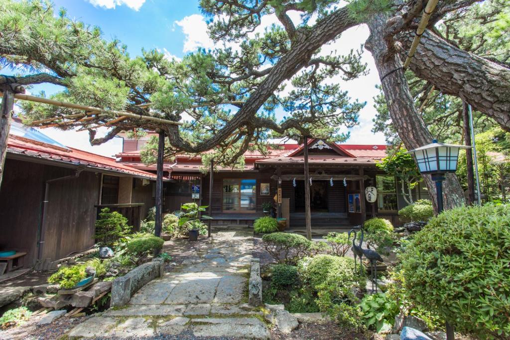 un jardín frente a una casa en Daikokuya Mt.Fuji, en Fujiyoshida
