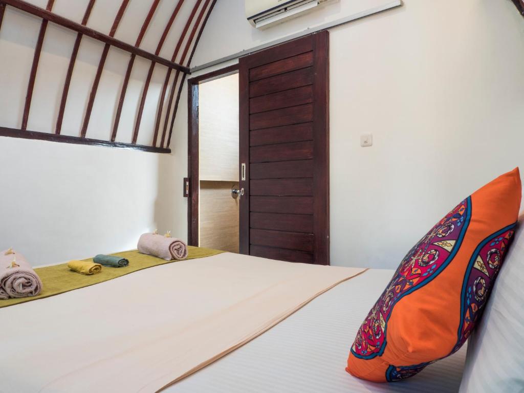 Postel nebo postele na pokoji v ubytování Gili Turtle Beach Resort