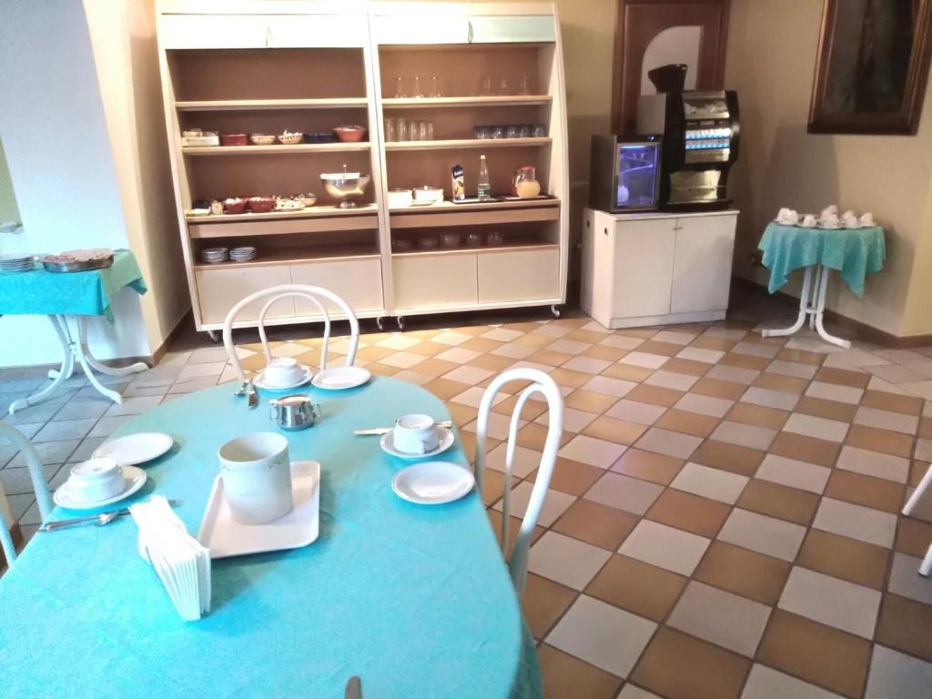 Příslušenství pro přípravu čaje a kávy v ubytování Elba Hotel
