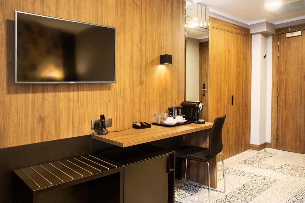 TV a/nebo společenská místnost v ubytování IBB Hotel Gdańsk