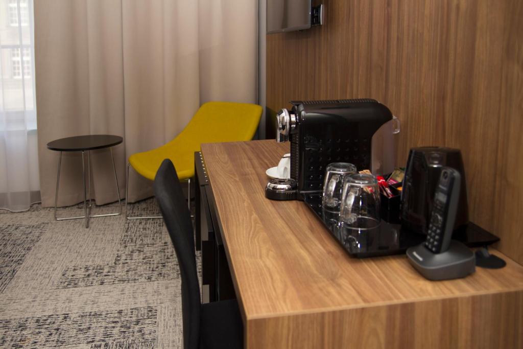 Příslušenství pro přípravu čaje a kávy v ubytování IBB Hotel Gdańsk