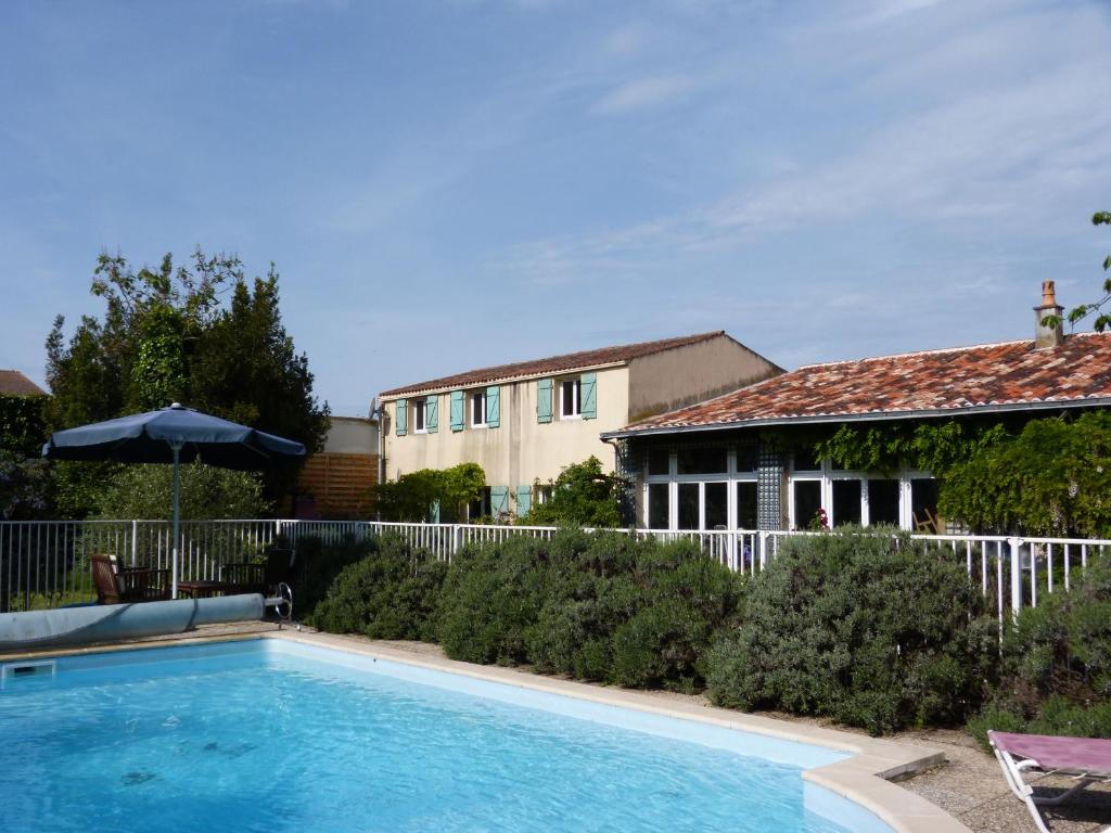 una piscina frente a una casa en Gite L'Eglantier, en Luçon