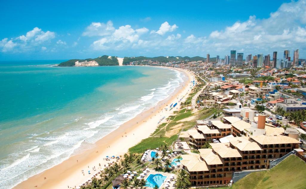 una vista aérea de la playa y del océano en Rifoles Praia Hotel e Resort, en Natal