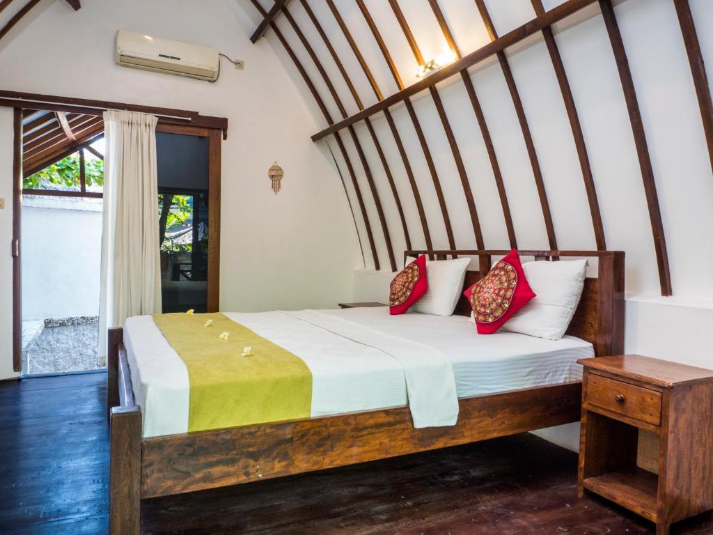 Postel nebo postele na pokoji v ubytování Gili Turtle Beach Resort