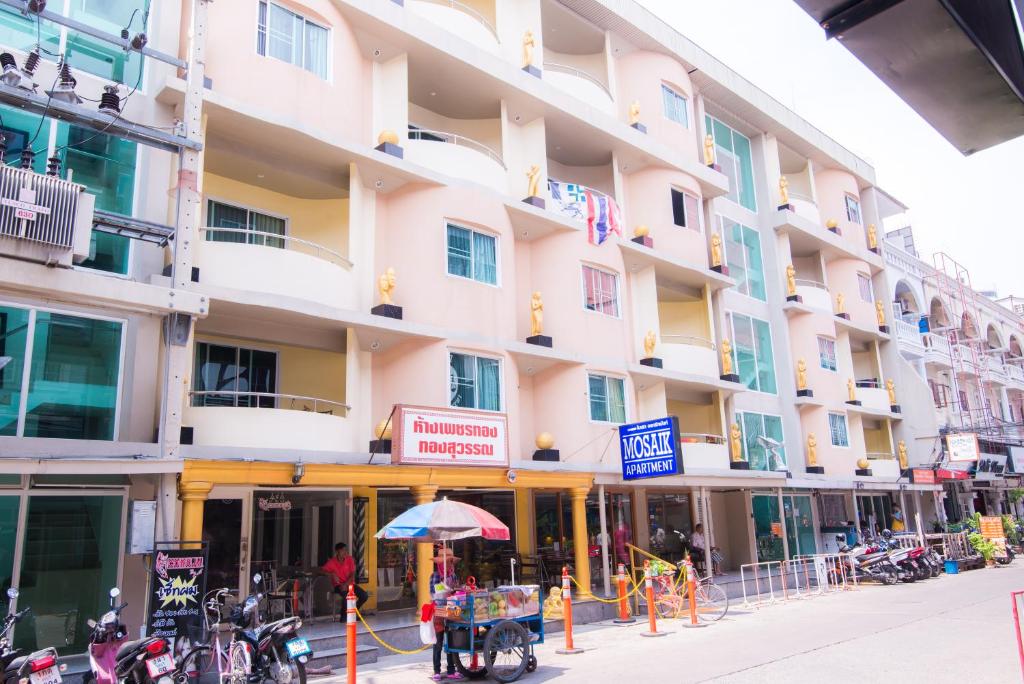 un gran edificio al lado de una calle en Mosaik Apartment en Pattaya South