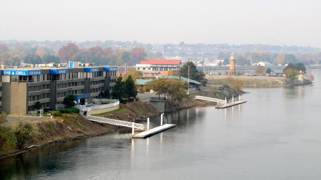 Výhled na řeku, která protéká v blízkosti hotelu
