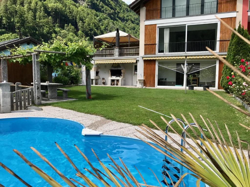 una casa con piscina en un patio en Casa Grace, en Brione
