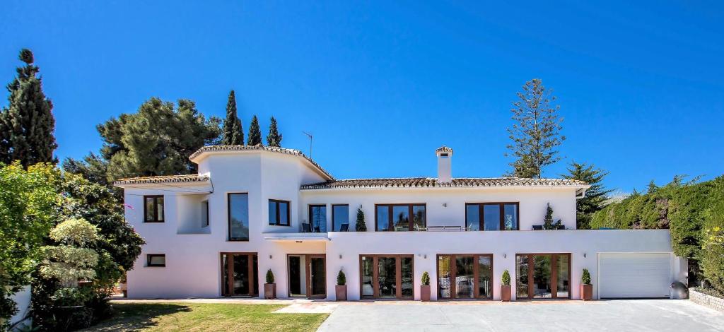 a large white house with a lot of windows at Villa Del Mar in Marbella