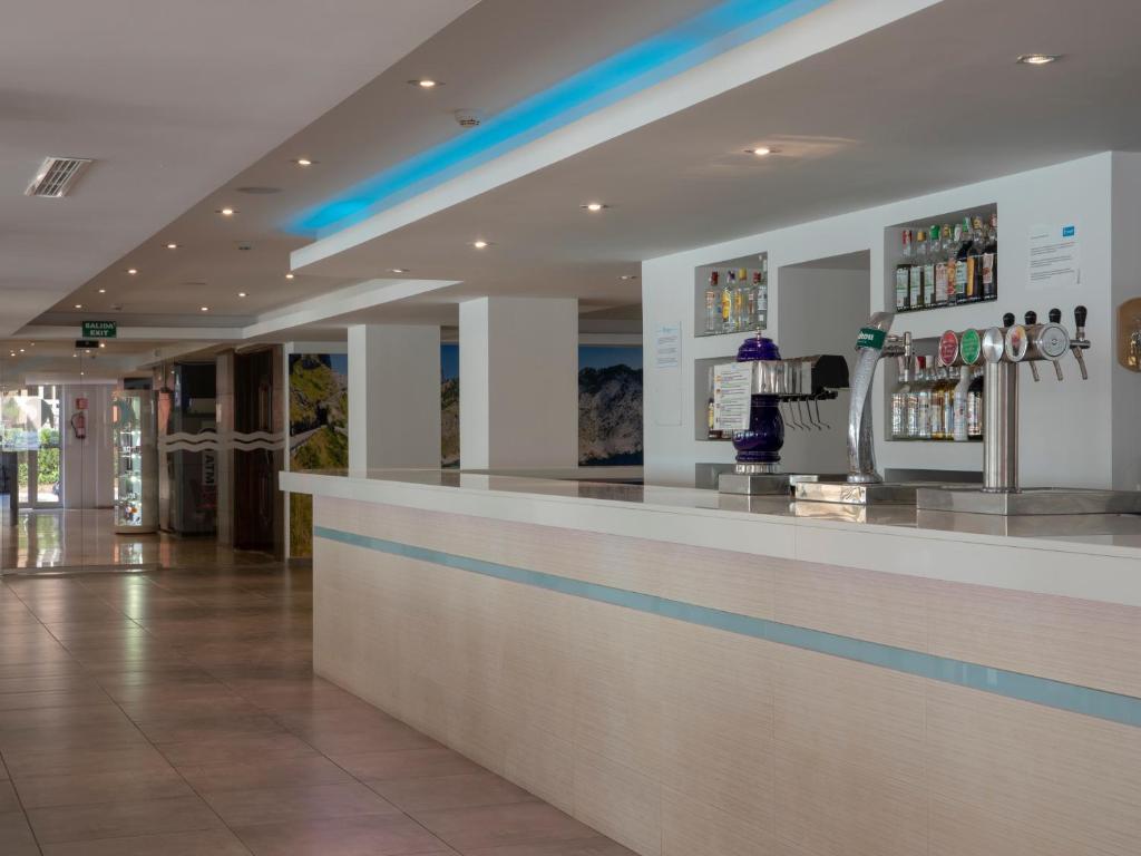 Lounge nebo bar v ubytování Seramar Hotel Luna Park Adults Only