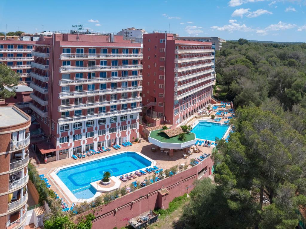 Bazén v ubytování Seramar Hotel Luna Park Adults Only nebo v jeho okolí