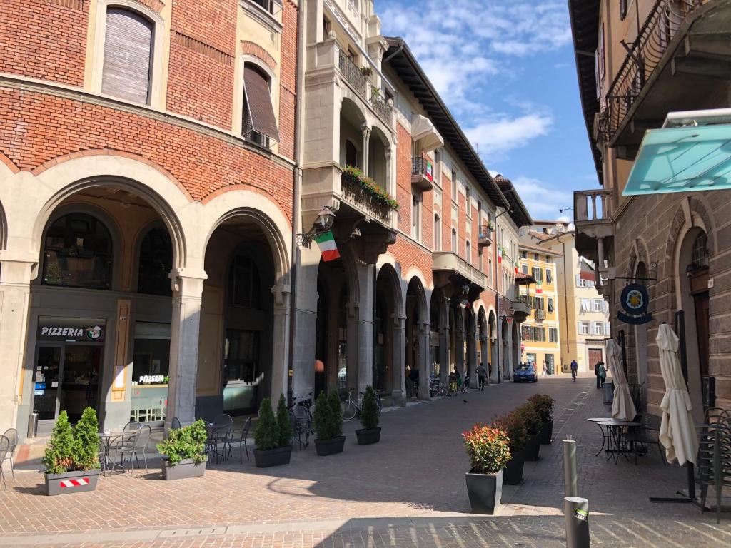 una strada vuota in una città con edifici di Appartamento Mosaico 22161 a Rovereto