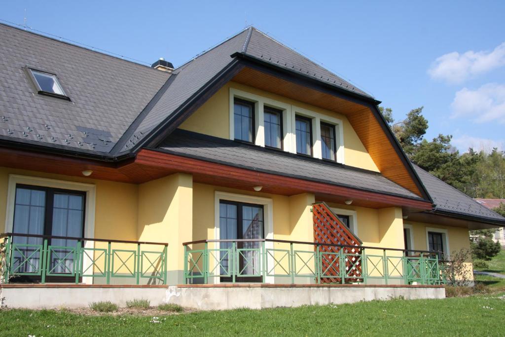 Budova, kde se kemp nachází