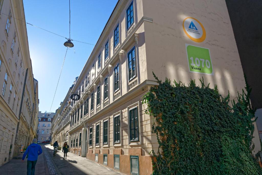 ein Gebäude mit einem Kimo-Schild auf der Seite in der Unterkunft Jugendherberge Wien - Myrthengasse in Wien