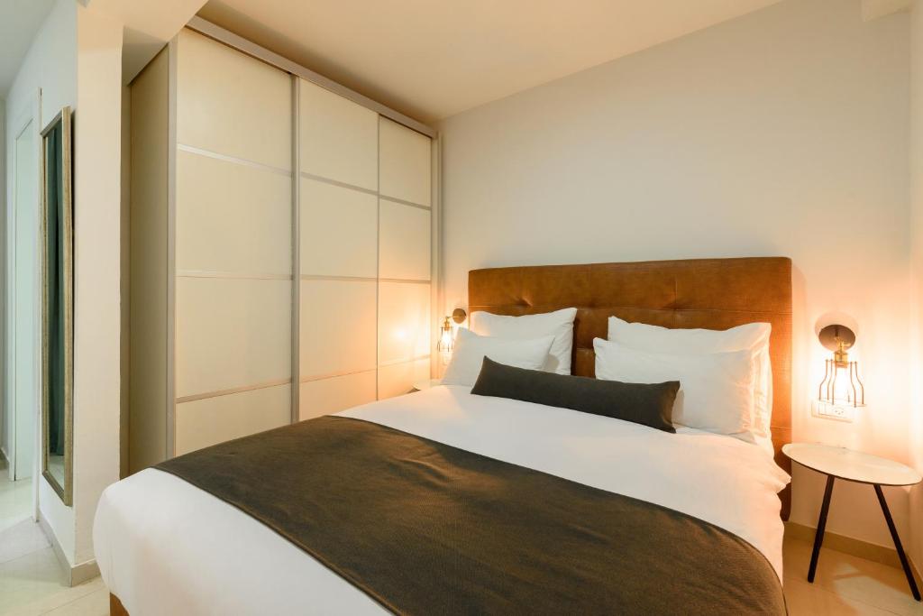 Postel nebo postele na pokoji v ubytování Sea Land Suites