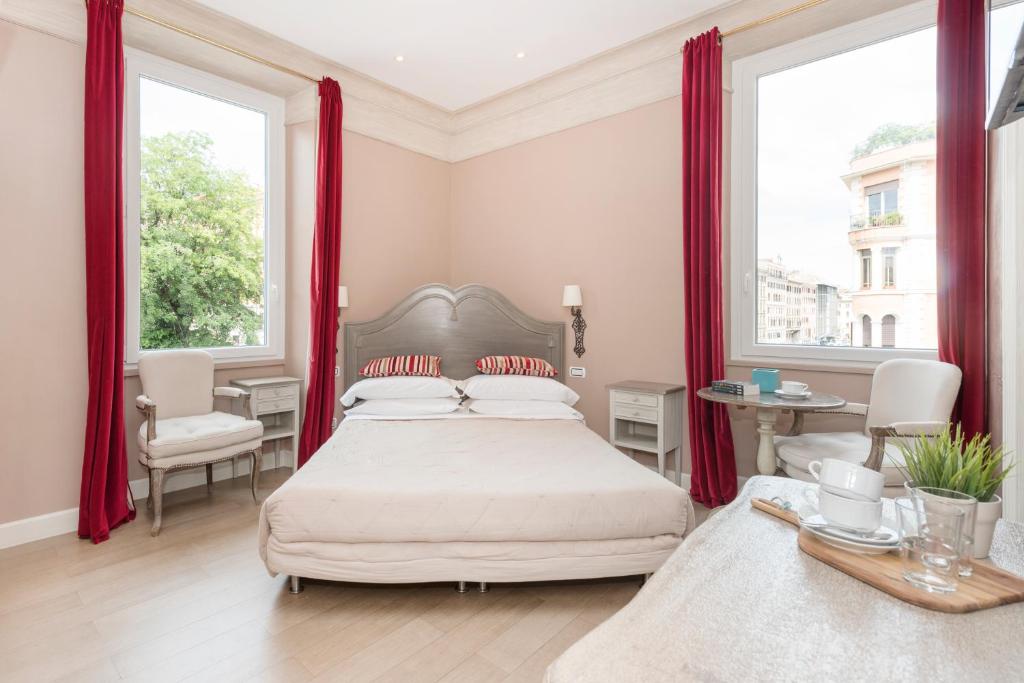 - une chambre avec un grand lit et des rideaux rouges dans l'établissement Le Stanze Di Elle, à Rome