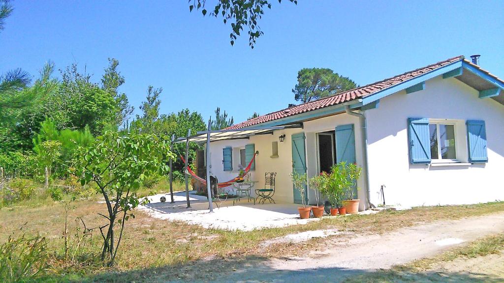 LinxeにあるSAUNA - JACUZZI - 100% PRIVÉ - L'ESTANTADAの小さな白い家(屋外にテーブルと椅子付)