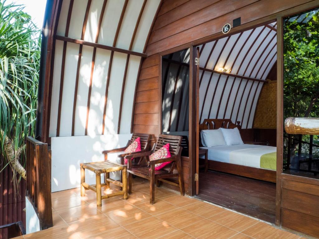 Postel nebo postele na pokoji v ubytování Gili Turtle Beach Resort