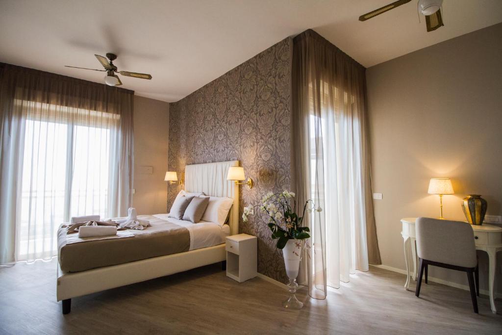 una camera con letto, tavolo e sedia di Hotel Lady Mary a Milano Marittima