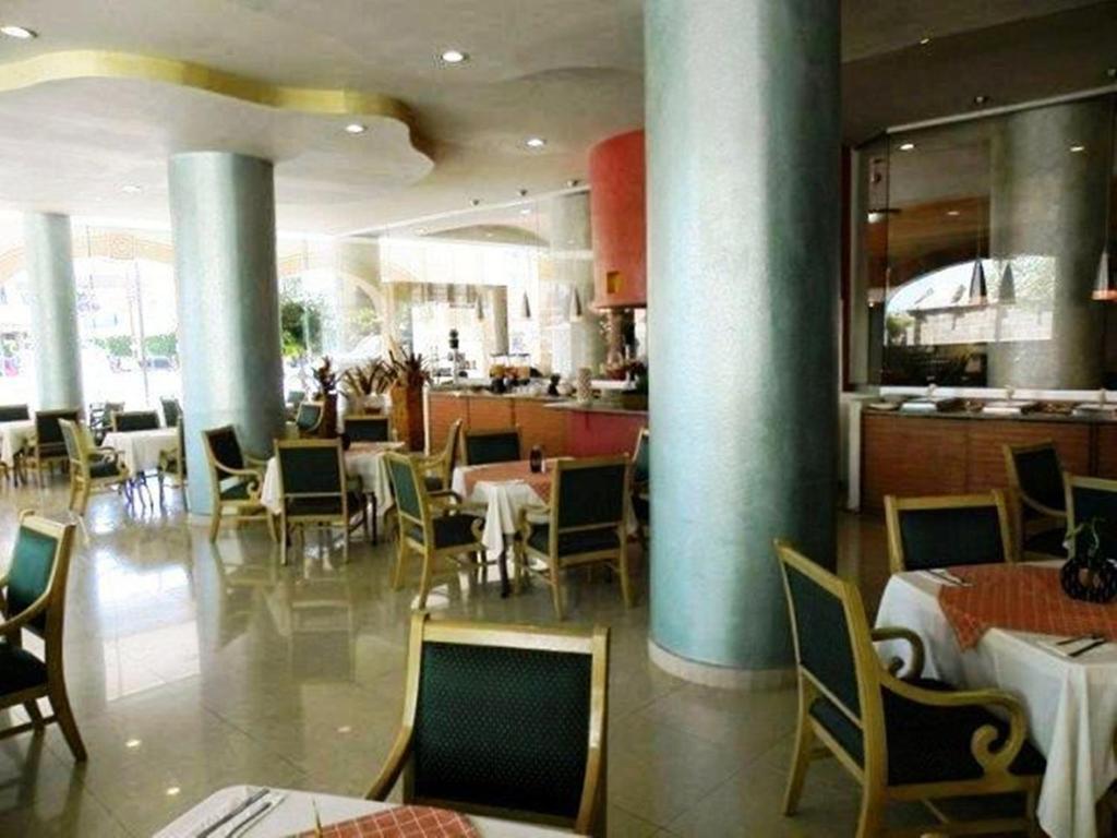 Un restaurante o sitio para comer en Hotel San Francisco Irapuato Business Class