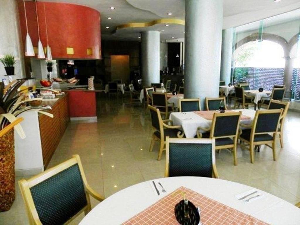 Un restaurante o sitio para comer en Hotel San Francisco Irapuato Business Class