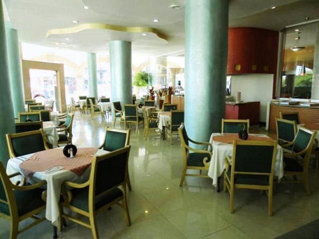Un restaurante o sitio para comer en Hotel San Francisco Irapuato Business Class