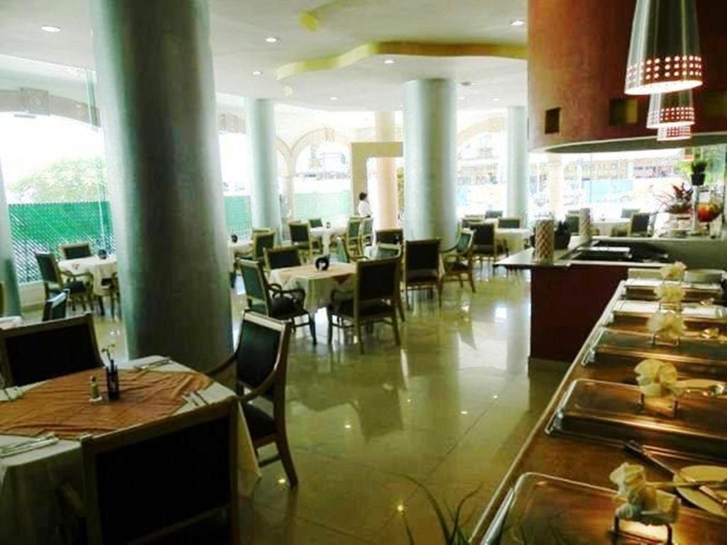 Un restaurante o sitio para comer en Hotel San Francisco Irapuato Business Class