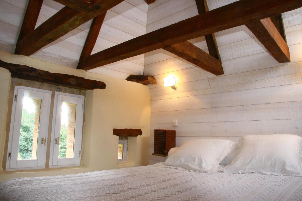 - une chambre avec un lit blanc et une fenêtre dans l'établissement Gîte MACHAXJU, à Hontanx