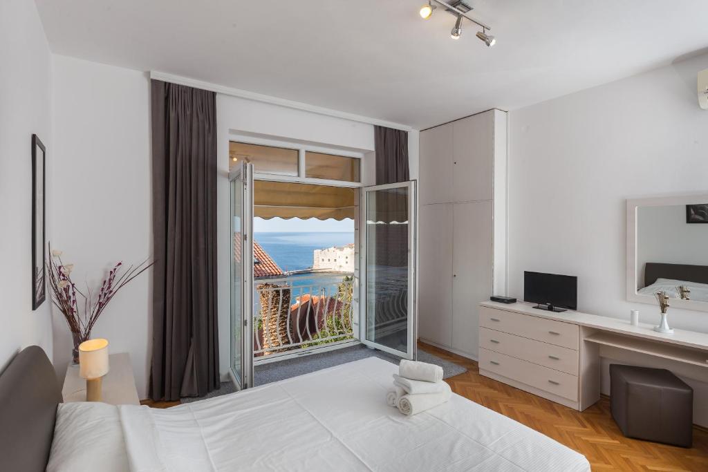 1 dormitorio con cama y ventana con vistas en Apartments Green Scenic, en Dubrovnik