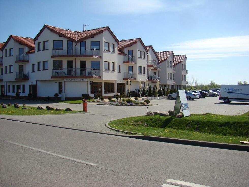 ダルウフコにあるSłoneczny Apartamentの駐車場の一軒家並ぶ通り