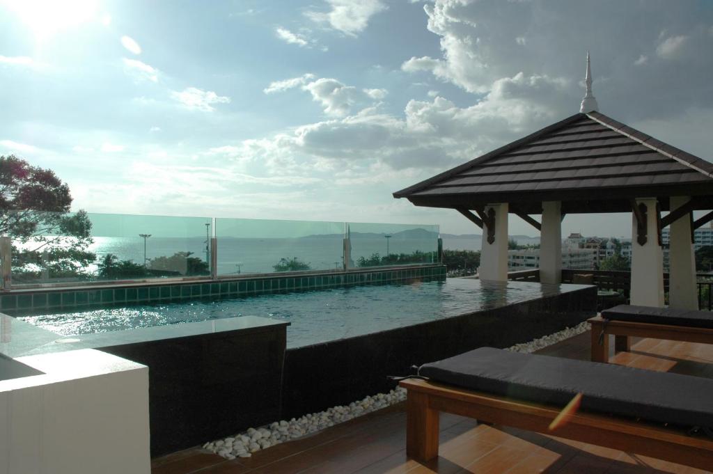 Bazén v ubytování Jomtien Beach Penthouses nebo v jeho okolí