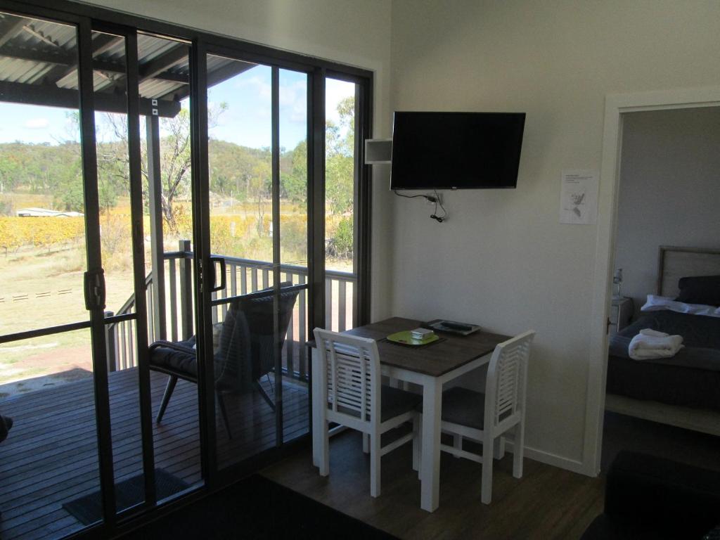 TV a/nebo společenská místnost v ubytování Just Red Wines Cabins