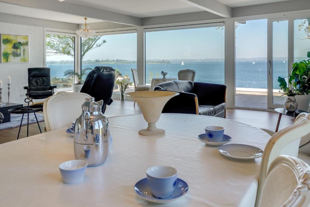 comedor con mesa y vistas al océano en Fjordhuset, en Broager